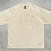 Remera Adidas Sportwear Bordado. Color Crema con diseño en el pecho.