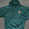Hoodie Adidas. Color Verde con Parche Relieve Beige.
